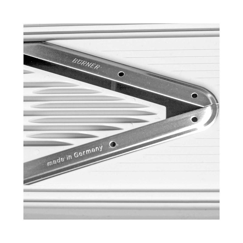 Lähikuva Börner V3 Mandoliinin ruostumattomasta teräksestä valmistetusta V-terästä, saksalaista laatua.