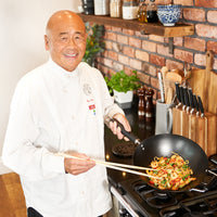 Ken Hom Non-stick Wok 31 cm - Tunnettu kokki valmistaa ruokaa hiiliteräswokilla. Erinomainen valinta aasialaiseen ruoanlaittoon.