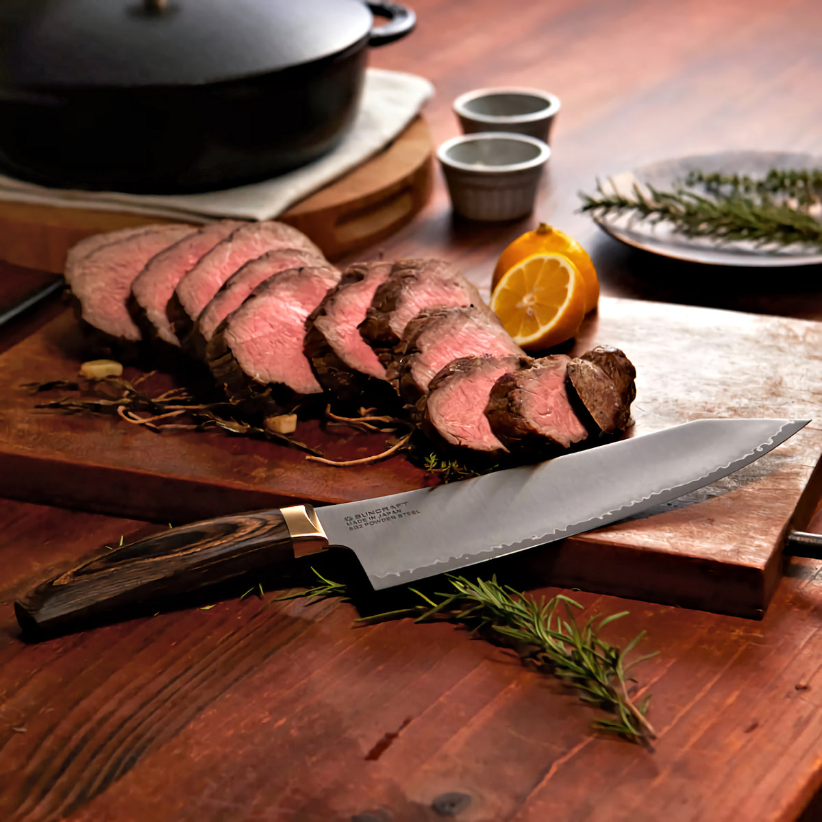 Suncraft kokkiveitsi 20 cm, tarkka SG2-terä, täydellinen lihan leikkaamiseen, pakkapuinen kahva ja japanilainen laatu.