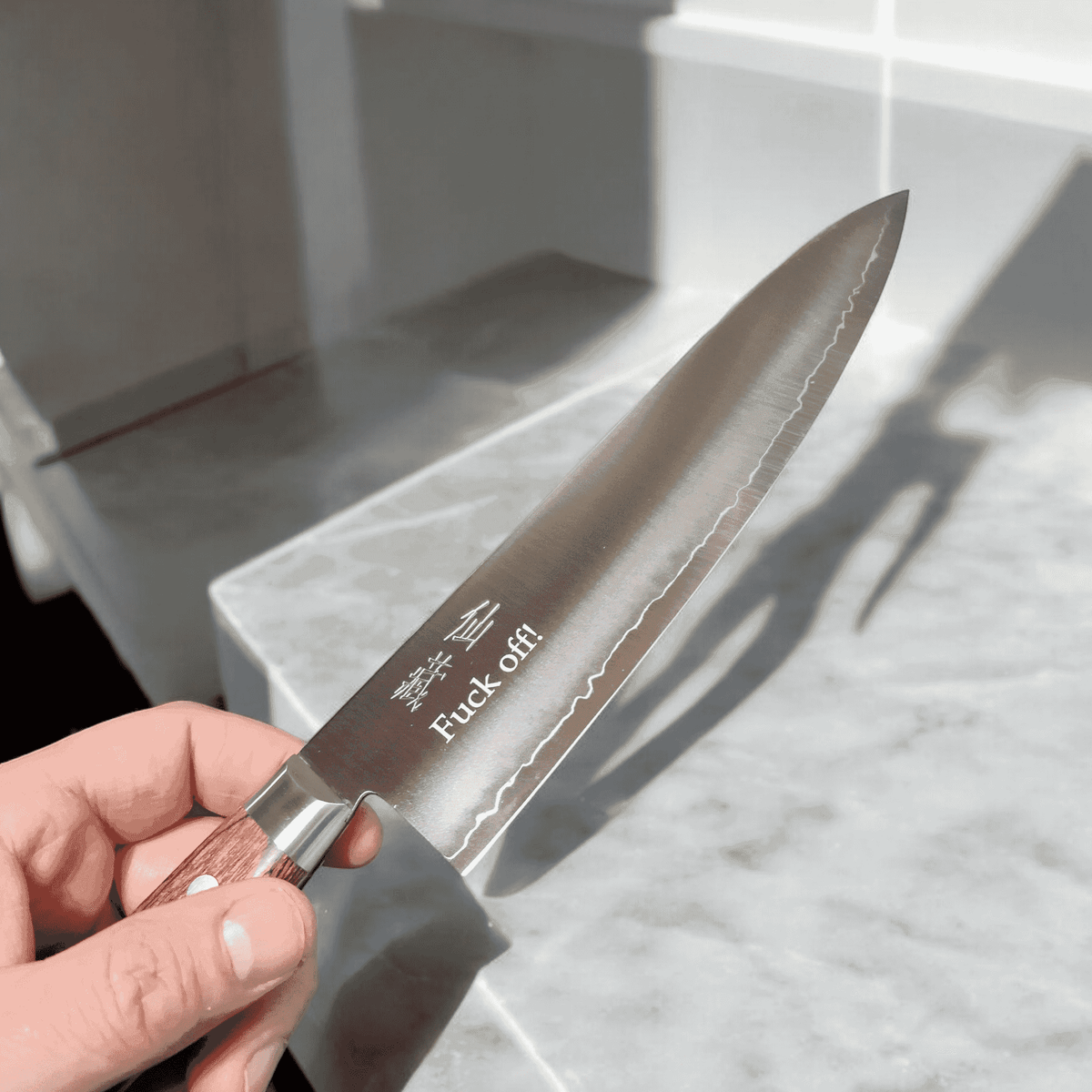 Kaiverrus - Lasermerkkaus veitsen terään räätälöidyllä tekstillä, metallin merkintä lahjaksi ilman kemikaaleja.