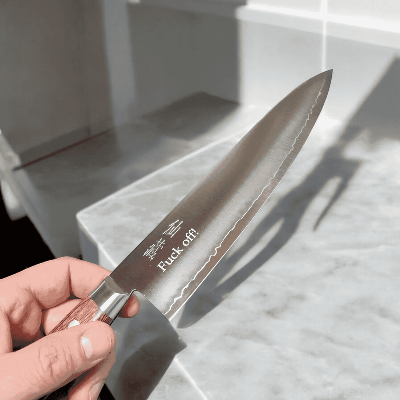 Kaiverrus - Lasermerkkaus veitsen terään räätälöidyllä tekstillä, metallin merkintä lahjaksi ilman kemikaaleja.