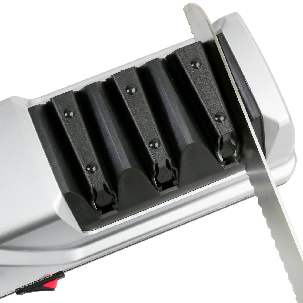 Chef's Choice Trizor XV - Huipputehokas sähköinen teroituskone käytössä veitsen kanssa, näyttää teroitusprosessin vaiheet.