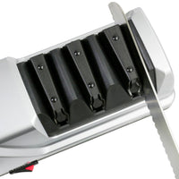 Chef's Choice Trizor XV - Huipputehokas sähköinen teroituskone käytössä veitsen kanssa, näyttää teroitusprosessin vaiheet.