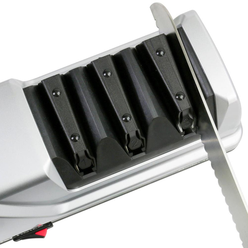 Chef's Choice Trizor XV - Huipputehokas sähköinen teroituskone käytössä veitsen kanssa, näyttää teroitusprosessin vaiheet.