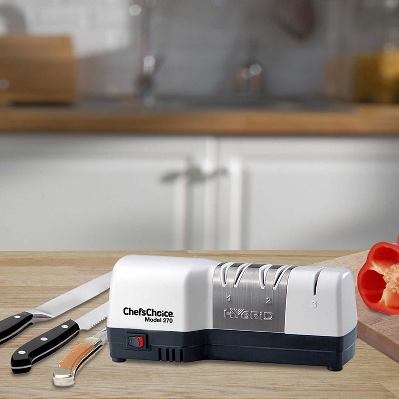 Chef's Choice Hybriditeroitin CrissCross Pro M270 - Tehokas keittiöväline kotikäyttöön, sijoitettuna keittiötasolle veitsien ja vihannesten kanssa.