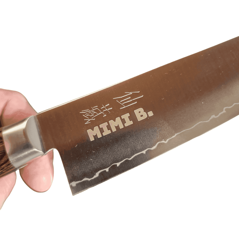 Kaiverrus - Lasermerkkaus veitsen terään nimellä MIMI B., yksilöllinen lahja metallin merkinnällä ilman väriaineita.