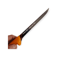 Kaiverrus - Lasermerkkaus fileerausveitsen terään tekstillä 'VUODEN 2024 PARAS ISI', täydellinen lahja metallin merkinnällä.