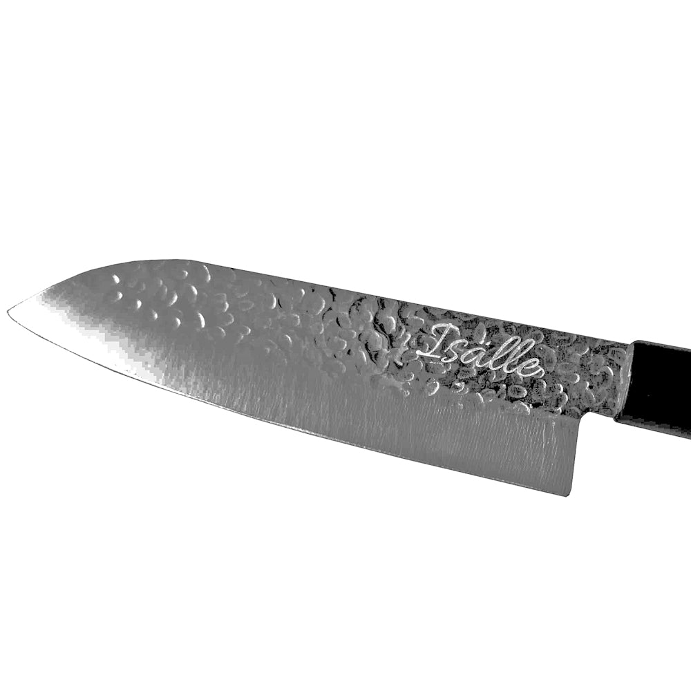 Japanilainen Santoku-veitsi, jossa on vasaroitu terä ja kaiverrettuIsalle"-teksti, harmaalla kivimäisellä taustalla.