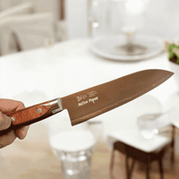 Kaiverrus - Lasermerkkaus veitsen terään nimellä ANITA POPOV, personoitu lahja keittiöveitsen metallipinnalle.