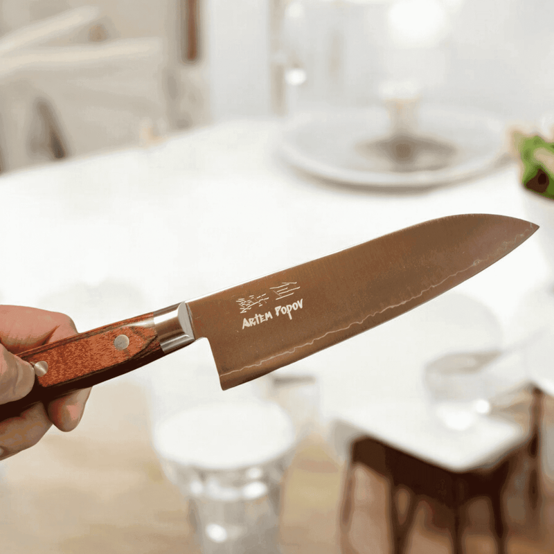 Kaiverrus - Lasermerkkaus veitsen terään nimellä ANITA POPOV, personoitu lahja keittiöveitsen metallipinnalle.