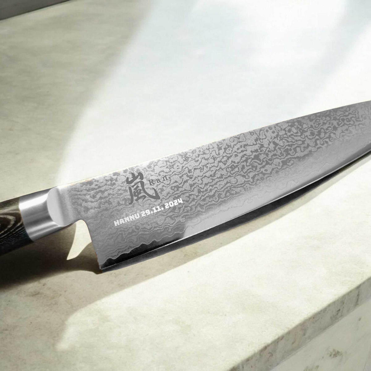 Kaiverrus - Lasermerkkaus veitsen terään päivämäärällä ja nimellä, tarkka metallin merkintä lahjaksi ilman väriaineita.