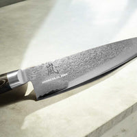 Kaiverrus - Lasermerkkaus veitsen terään päivämäärällä ja nimellä, tarkka metallin merkintä lahjaksi ilman väriaineita.