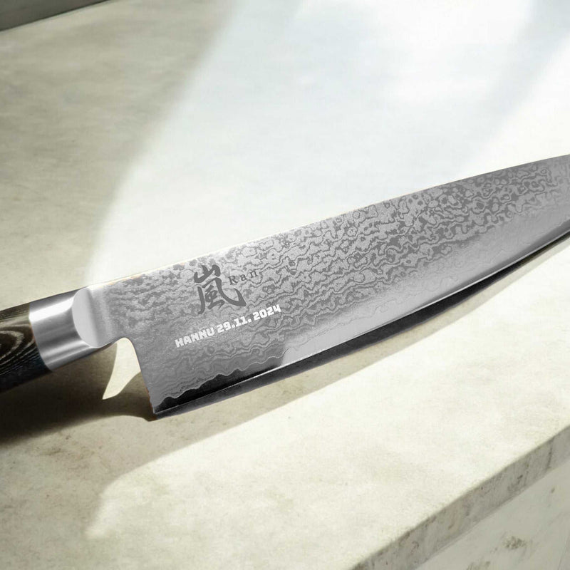 Kaiverrus - Lasermerkkaus veitsen terään päivämäärällä ja nimellä, tarkka metallin merkintä lahjaksi ilman väriaineita.