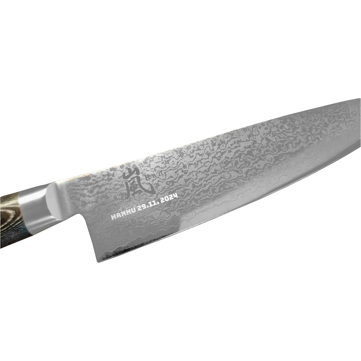 Kaiverruksen hinta - Henkilökohtaiset ja tarkat kaiverrukset damaskusteräksisessä veitsessä, jossa lukee 'HANNU 29.11.2024'.