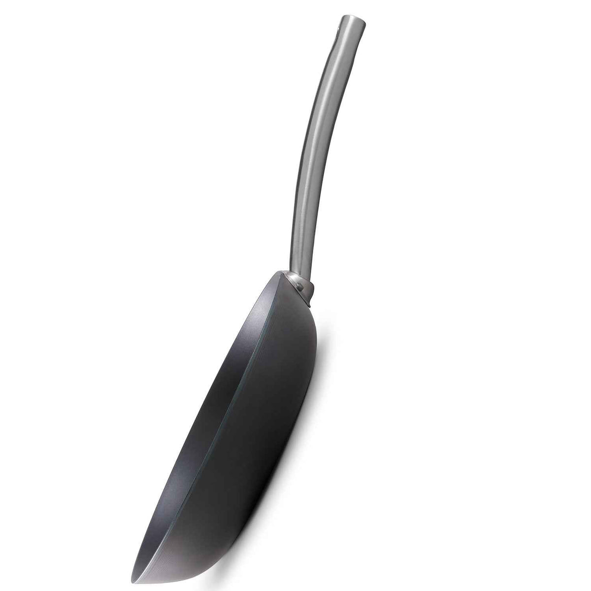 Skottsberg Paistinpannu 20 cm sivuprofiilista, 2,5 mm paksu pohja varaa tehokkaasti lämpöä ja sopii intensiiviseen paistamiseen.