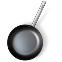 Skottsberg hiiliteräspannu 20 cm ylhäältä kuvattuna, tasainen paistopinta ja niitattu kahva takaavat kestävyyden ja tasaisen lämmönjaon.