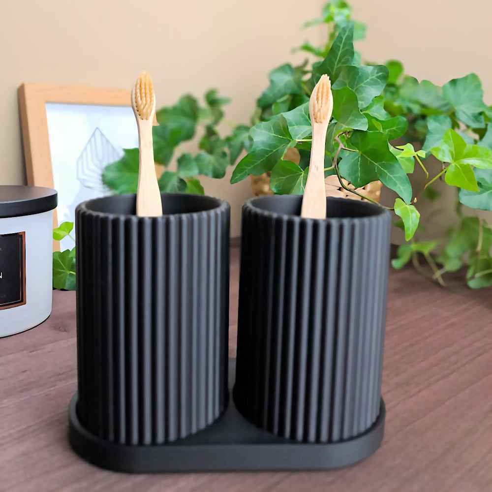 Hammasharjateline - Kahdelle, musta teline kahdella lokerolla bambuharjoille, moderni muotoilu kylpyhuoneen säilytykseen