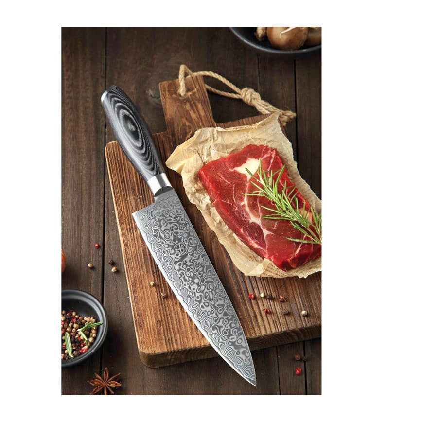 Xinzuo Ya kokkiveitsi lihanleikkuussa, korostaen 67-kerroksisen Damascus-terän tarkkuutta ja tyylikästä muotoilua.