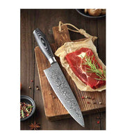 Xinzuo Ya kokkiveitsi lihanleikkuussa, korostaen 67-kerroksisen Damascus-terän tarkkuutta ja tyylikästä muotoilua.