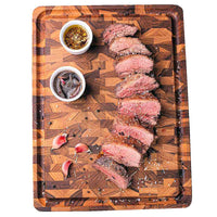 Viipaloitu naudanliha tarjoiltuna Leikkuulauta Teak Butcher's Block -laudalla, nesteura estää valumisen pöydälle.