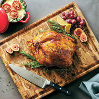 Leikkuulauta Teak Butcher's Block käytössä paahdetun kanan ja yrttien tarjoilualustana, täydellinen liha-annoksille.