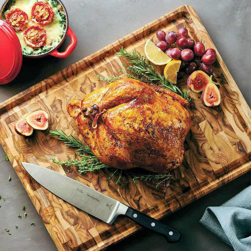 Leikkuulauta Teak Butcher's Block käytössä paahdetun kanan ja yrttien tarjoilualustana, täydellinen liha-annoksille.