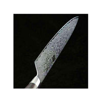 Lähikuva Xinzuo Ya Damascus keittiöveitsen 67-kerroksisesta terästä, korostaen ainutlaatuista kuviointia ja huippulaatua.