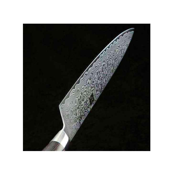 Lähikuva Xinzuo Ya Damascus keittiöveitsen 67-kerroksisesta terästä, korostaen ainutlaatuista kuviointia ja huippulaatua.