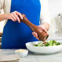 Cole & Mason Pippurimylly 31 cm - Tehokas maustamisväline, käytössä salaatin maustamiseen kotikeittiössä.