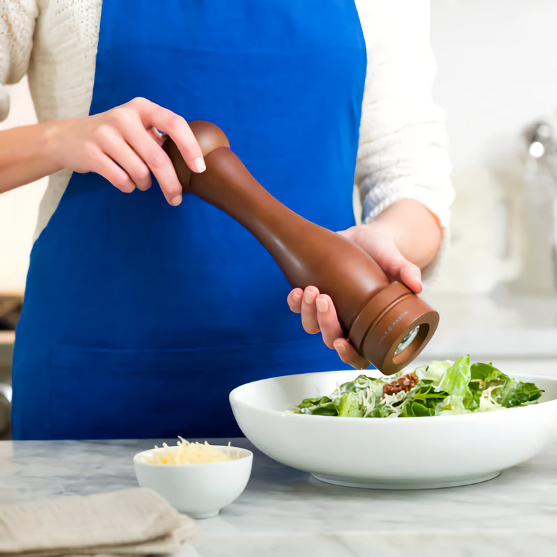 Cole & Mason Pippurimylly 31 cm - Tehokas maustamisväline, käytössä salaatin maustamiseen kotikeittiössä.