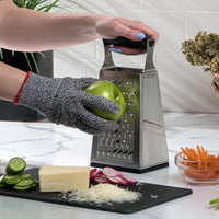 Cuisipro SGT 4 Raastin - Turvahanskan kanssa käytettynä turvallinen valinta vihannesten ja juuston raastamiseen keittiössä.