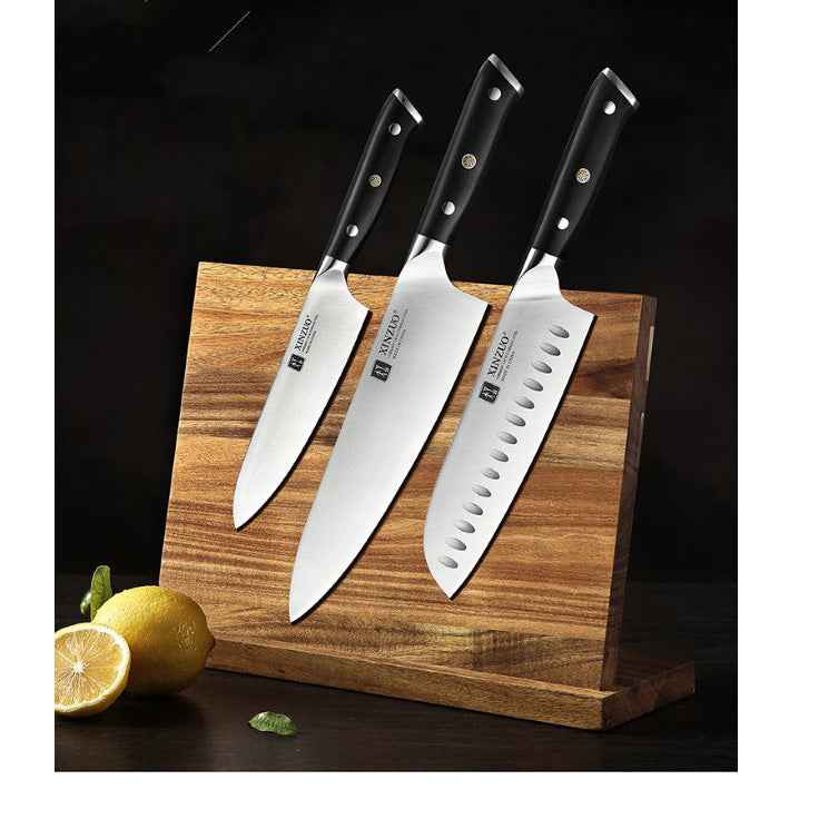 Xinzuo Yu veitsisetti – kolmen keittiöveitsen setti sisältää kokkiveitsen, santokuveitsen ja vihannesveitsen puisessa telineessä. Saksalainen teräs ja eebenpuukahvat takaavat laadun ja kestävyyden.