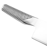 Global G-46 santokuveitsen rei’itetty kahva takaa tukevan otteen. Japanilainen keittiöveitsi ammattikäyttöön ja kotikokkailuun.