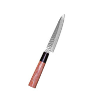 Japanilainen keittiöveitsi, jossa on taottu terä ja puinen kahva, erottuu valkoista taustaa vasten.