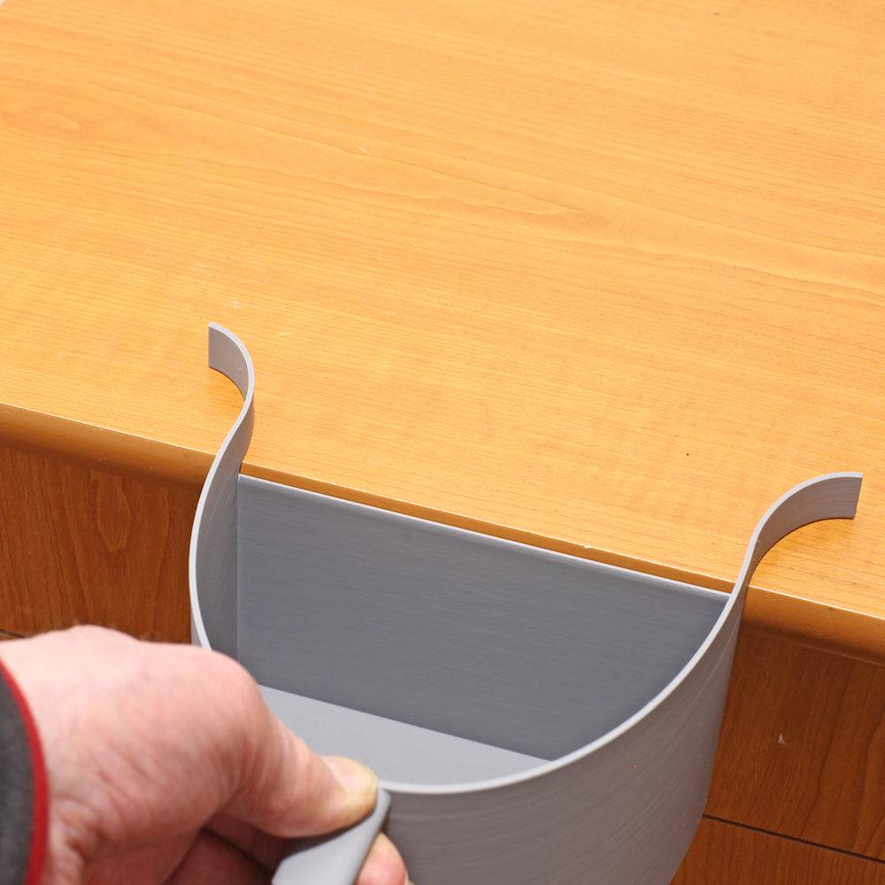 Pöytäroska-astia MINI kiinnitettynä pöydän reunaan, kätevä ratkaisu keittiön puhtauteen ja murujen nopeaan siivoukseen.