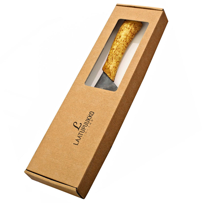 Laatupuukko kokkiveitsi pakkauksessaan, jossa näkyy puukahva ja hiiliteräksinen terä. Tyylikäs lahjapakkaus keittiöveitselle.