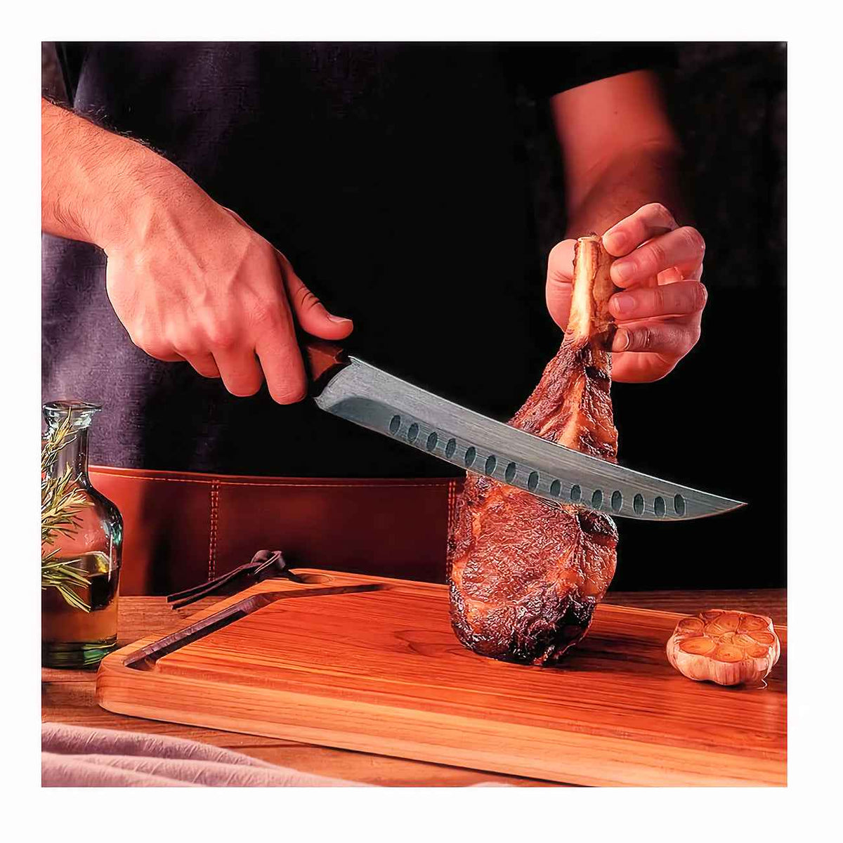 Tramontina Black veitsi leikkaamassa lihaa leikkuulaudalla