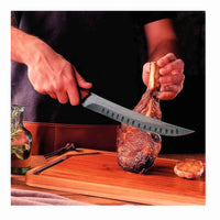 Tramontina Black veitsi leikkaamassa lihaa leikkuulaudalla