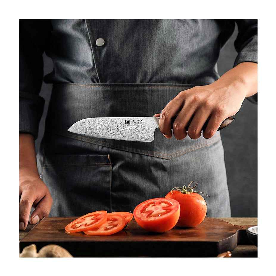 Xinzuo Minisantokuveitsi 14 cm viipaloi tomaatteja ammattikokin käsissä, Damaskus-terän huippulaatu esillä