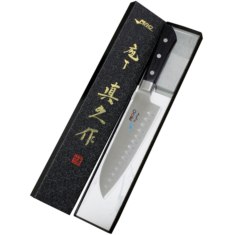MAC Santoku veitsi ovaalihionta lahjapakkauksessa, Made in Japan. Tyylikäs ja käytännöllinen keittiöveitsi ruoanvalmistukseen.