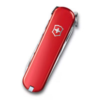 Victorinox Nail Clip 580 - taskutyökalu suljettuna. Punainen, kompakti ja kätevä monitoimilaite, jossa Victorinox-logo.