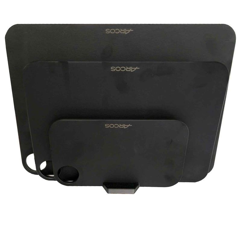 Veitsikauppa PK-3 teline käytössä, kolme erikokoista puukuituleikkuulautaa pystyasennossa kuivumista varten.