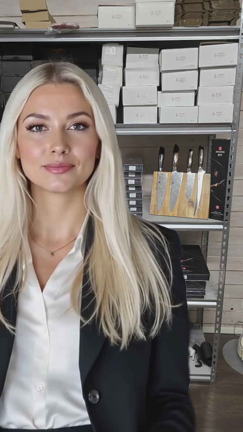 Esittelijä seisoo Xinzuo-veitsisarjan edessä, taustalla veitsiteline ja pakkauksia, premium-keittiövälineet esillä