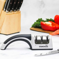 Chef's Choice ProntoPro hahloteroitin käytössä keittiössä, veitsenteroitin vihanneksia ja lihaa käsittelevälle kotikokille