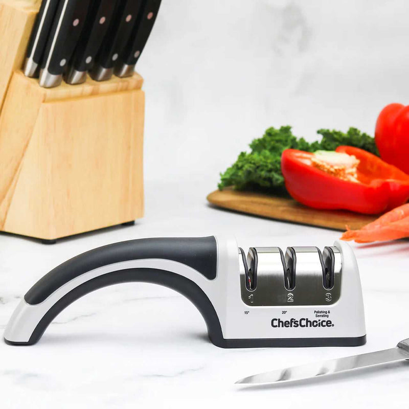 Chef's Choice ProntoPro hahloteroitin käytössä keittiössä, veitsenteroitin vihanneksia ja lihaa käsittelevälle kotikokille