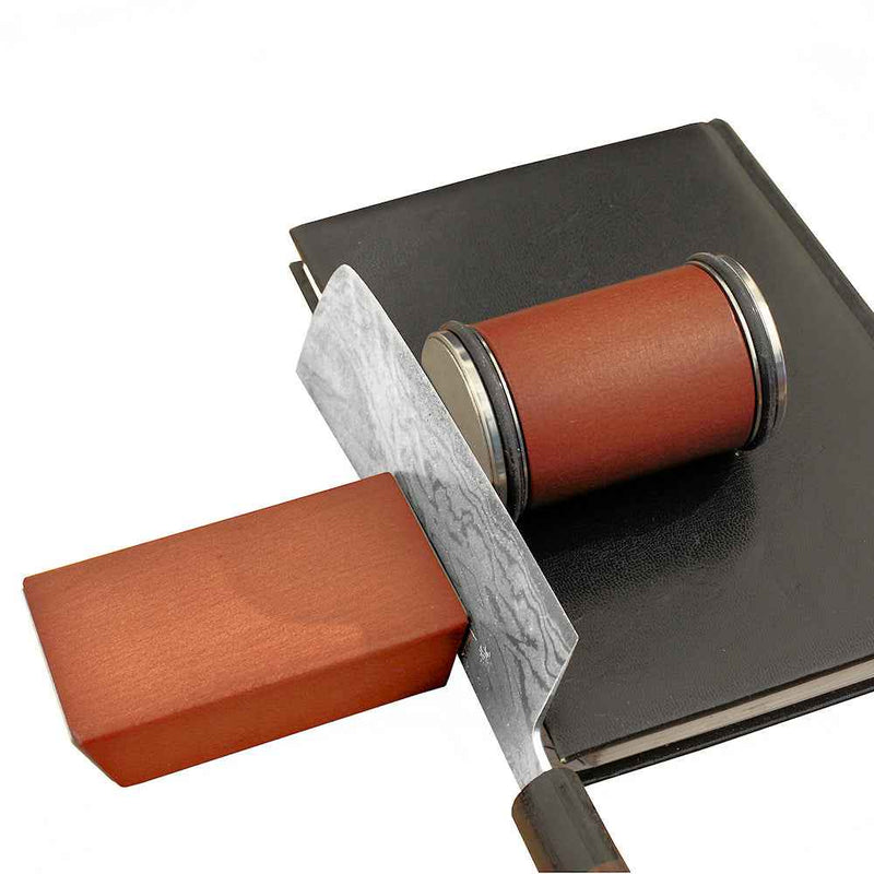 Veitsen teroitus käynnissä rullateroittimella ja kulmaohjaimella. Erinomainen ratkaisu keittiövälineiden huoltoon kotona tai ammattilaiskäytössä.