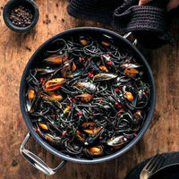 Stellar paistokasari täynnä mustekalaa ja simpukoita