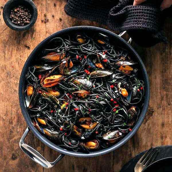 Stellar paistokasari täynnä mustekalaa ja simpukoita