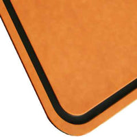 Lähikuva Dorre Sami puukuitu leikkuulaudan kulmasta, jossa musta reunus. Tyylikäs ja käytännöllinen keittiöväline.