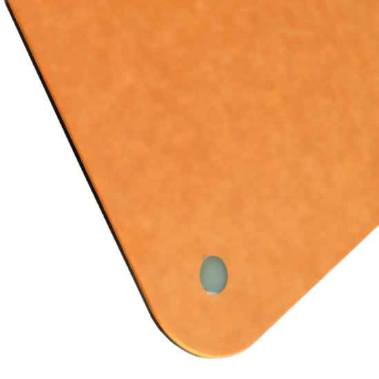 Dorre Sami leikkuulaudan kulma, jossa näkyy liukuestejalka. Estää laudan liukumisen työtasolla ruoanlaiton aikana.